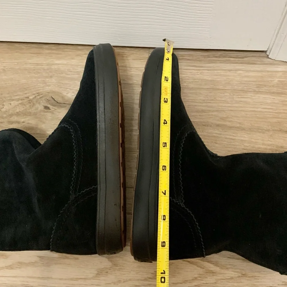 Crocs 7 NWOT Synth Suede Lodgepoint Boots Black Tassel Booties